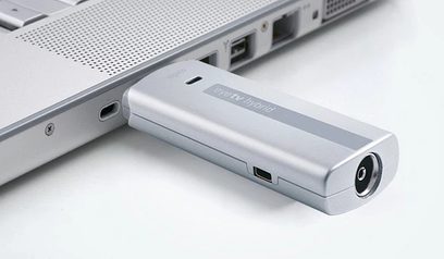 Sølvfarvet Elgato EyeTV Hybrid USB-nøgle, set fra siden, med USB type A-hanstik i den ene ende og 3,5 mm jackstik i den anden ende