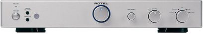Rotel RC-06, sølvfarvet frontpanel stereo-forforstærker med knapper, volumenkontrol og hovedtelefon- og aux-stik