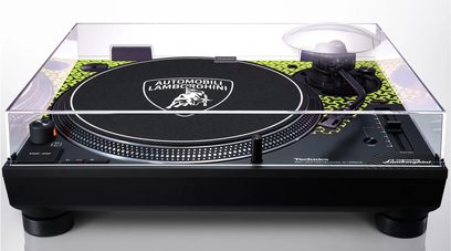 Hi-Fi-Plattenspieler Technics SL-1200M7B in Grün, Frontansicht, transparente Abdeckhaube, Plattenteller mit Logo, Start-Stopp-Taste, Geschwindigkeitswähler