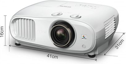 Epson EH-TW7100 bel videoprojektor, pogled od spredaj in s strani, centrirana leča, stranske prezračevalne rešetke