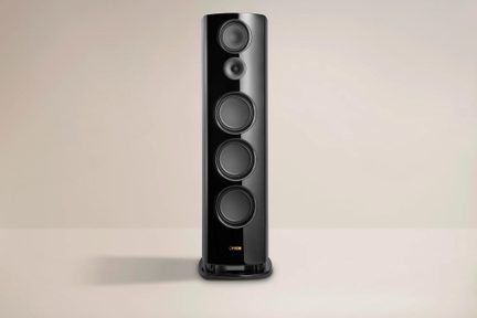 Cassa acustica da pavimento Canton nera laccata con tre woofer, un midrange e un tweeter vista frontalmente