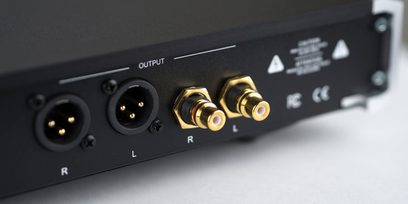 Nuprime Evolution DAC sort audio-konverter. Forgyldte RCA- og XLR-stik. Knapper og indikatorer på forsiden
