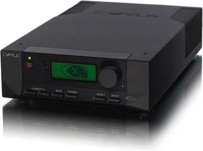 Sort Cyrus 8 QX DAC hi-fi stereoforstærker, frontpanel med LCD-skærm, knapper, stor volumenkontrolknap, set forfra