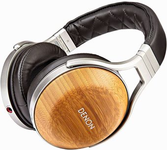 Denon AH-D9200 lukket, omkringørende hovedtelefoner med træfinish, hovedbøjle og ørepuder i sort læder, set fra tre kvarter vinkel