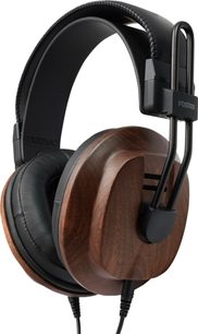 Fostex T60RP Mk2 kablet hi-fi hovedtelefon, circumaural, med brune trækopper og sort polstret hovedbøjle set i trekvart profil