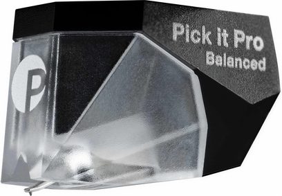 Bunka pro gramofonové desky Pick It Pro Balanced, černé úhlové tělo, průhledný kryt, bílé kruhové logo, perspektivní pohled