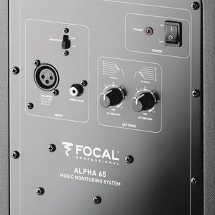 Forstærket højttaler Focal ALPHA 65, bagside, tilslutninger og justeringer: XLR- og RCA-indgange, følsomheds- og shelving-justeringer