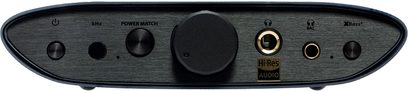 Convertitore audio DAC nero vista frontale, pannello frontale ovale in metallo spazzolato, grande pulsante centrale e uscite cuffie anteriori