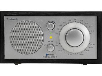 Radio da tavolo Tivoli Model One BT nera e argento con pannello frontale in alluminio, grande manopola di sintonia e altoparlante rotondo