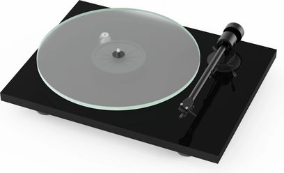 Hi-fi platenspeler Pro-Ject T1 EVO zwart gelakt met transparante glazen plateau en matzwarte toonarm zichtbaar in de bovenhoek.