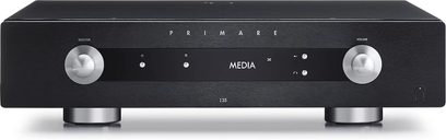 Πρόσοψη ενός στερεοφωνικού ενισχυτή hi-fi Primare I35 σε μαύρο χρώμα, με μινιμαλιστικό σχεδιασμό, κεντρική οθόνη και δύο μεγάλα περιστροφικά κουμπιά