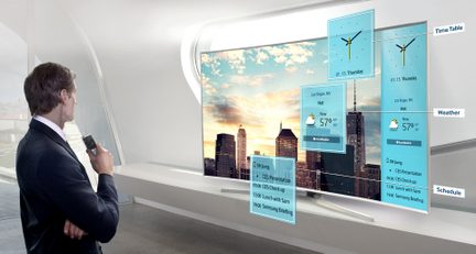 Mand set fra siden, der ser på skærme med vejrinformationer og skyskrabere i et moderne interiør