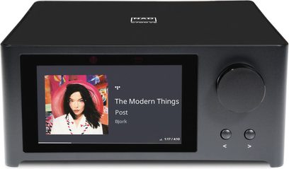 NAD C700 V2 sztereó hi-fi erősítő, előlről látható, színes kijelzőn albumborító megjelenítve, jobboldalt forgógomb, lent 2 gomb