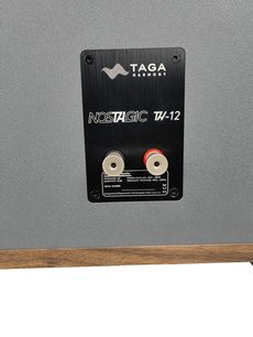 Boghyldehøjttaler Taga Harmony Nostalgic TH-12 valnød, bagside, sort plade med hvid tekst, 2 cirkulære stik