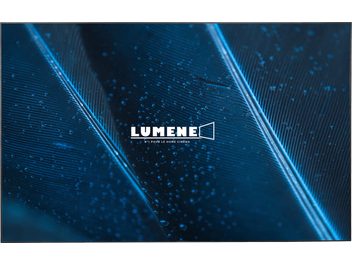 Οθόνη ALR Lumene Movie Palace Fresnel Ultra Slim 240 μπροστινή όψη με λογότυπο σε φόντο μπλε φτερού και σταγόνες νερού