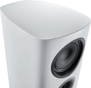 Altavoz de columna Canton Reference 5 blanco mate visto desde arriba, recinto curvado con altavoces negros visibles