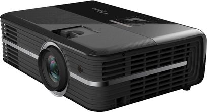 Optoma UHD370X sort videoprojektor, trekvartersperspektiv forfra, forside med linse og ventilationsriste