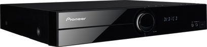 Sort Pioneer DCS-404K hjemmebiografsystem, set forfra, frontpanel med LCD-skærm der viser "POWER"
