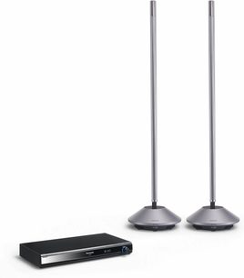 To grå Panasonic SC-ZT1 højttalere og en sort Blu-ray-afspiller på metalstativer, set forfra