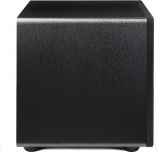 Essentials Sub 12 subwoofer med børstet sort overflade, set fra venstre side, der viser afrundede hjørner og synlige fødder.