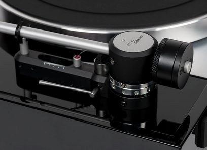 Thorens TD 1500 lackerad valnötsskivspelare, svart tonarm, svart tallrik, silverfärgade knappar och ratt, närbild från sidan