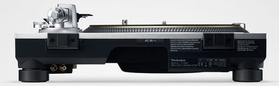 Stříbrný gramofon Technics SL-1200GEG-S, zadní pohled ukazující konektory a technické parametry