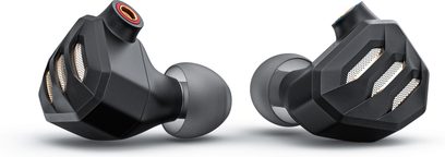 FiiO FH7S sorte in-ear høretelefoner i mat metallegering, kantet kabinet med tre gyldne metalgitre, farvemarkerede MMCX-stik og grå silikonepropper, skrå visning