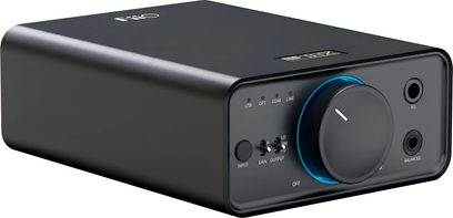 Передпідсилювач для навушників FiiO K7 чорного кольору з алюмінієвим корпусом, компактний прямокутний корпус зображено з правого переднього ракурсу, на передній панелі розташований великий потенціометр з синім обідком, індикатори входу, два міні-перемикачі та дві роз'єми для навушників, розташовані один над одним.