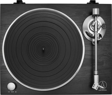 Platine vinyle Audio Technica AT-LPW30BK noire, vue de dessus, avec bras de lecture et cellule, sur fond noir