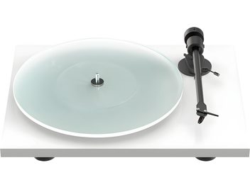 Hi-fi vinüülplaadimängija Pro-Ject T1 EVO BT mattvalge läbipaistva klaasist plaadialuse ja musta toonarmiga paremal