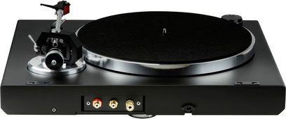 Vinylový hi-fi přehrávač Rekkord Audio M600 v matné černé barvě s kazetou Quintet Red, pohled shora, černý talíř, stříbrné rameno s čtecí hlavou