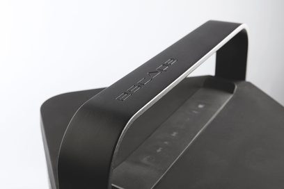 Bluetooth-højttaler Escape P9 sort, set oppefra i perspektiv, forside med logo og knapper, mat sort finish