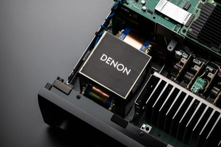 Procesor Denon v otevřeném elektronickém pouzdře, pohled shora v detailním záběru