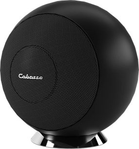 Diffusore hi-fi compatto Cabasse Riga 2 su base nera opaca con griglia circolare perforata e base metallica riflettente