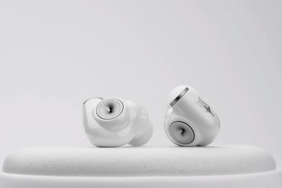 Meze Audio Alba -nappikuulokkeet, etunäkymä, kaksi valkoista kuuloketta valkoisella pinnalla, vaaleanharmaa tausta