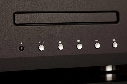 Sort front på en Musical Fidelity M6CD CD-afspiller med 6 runde knapper og en rektangulær skuffe