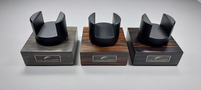 Trzy ciemne, żyłkowane drewniane podstawki na kable audio Franc Audio Accessories Cable Stand, w formie wydrążonego sześciokąta