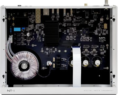 Matrix Audio NT-1 digitale transport in zilverkleurig aluminium, bovenaanzicht van het interieur met zwart printplaat, koperen ringkerntransformator, brede witte flatcable, zwart koellichaam met vinnen en cilindrische condensatoren