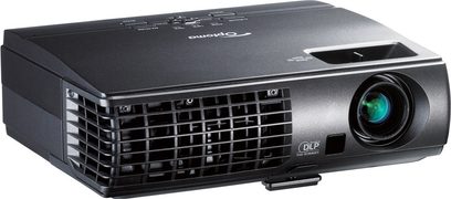 Optoma 7155 sort videoprojektor, front med linse og sensor, sidegittere til ventilation, kontrolknapper på toppen