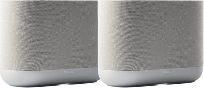 Set aus 2 vernetzten Denon Home 400 Lautsprechern in Stone Hellgrau, Vorderansicht mit Stoffgitter und abgerundetem Sockel