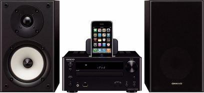 Onkyo CS-545 sort hi-fi minianlæg i sort bestående af to højttalere, en forstærker med iPhone-dockingstation og en cd-afspiller, set forfra