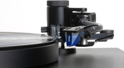 Sort Music Hall Stealth pladespiller, tonarm med Ortofon 2M Blue pickup, aluminiumsplade, tæt topvisning