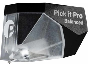 Hi-fi-levysoittimen äänirasia Pick It Pro Balanced, musta kulmikas runko, läpinäkyvä suojakansi, valkoinen pyöreä logo, perspektiivikuva