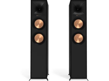 Duas caixas acústicas de coluna pretas Klipsch R-600F, frente preta, alto-falantes cor de cobre, logotipo dourado, em fundo branco