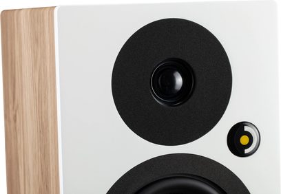 Reproduktor Davis Acoustics Krypton 3 Nordik (bílý) s předním panelem v bílé barvě, centrálním černým výškovým reproduktorem, kruhovým logem a bočnicemi z dřeva