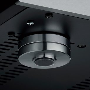 Amplificatore hi-fi stereo Yamaha R-N2000A nero. Primo piano della parte inferiore metallica con griglia forata e spot luminosi incassati