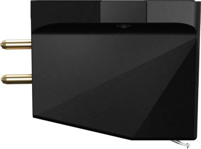 Fekete műanyag Ortofon MC X10 hi-fi cella, szögletes tok két aranyozott hengeres csatlakozóval és látható ezüstszínű cantileverrel, oldalnézet