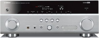 Yamaha RX-V767 sølvfarvet hjemmebiograf-forstærker, set forfra, frontpanel med knapper, drejeknapper, display, hovedtelefon- og mikrofonindgange