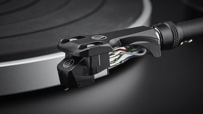 Sort Audio Technica AT-LP5X pladespiller, nærbillede i fugleperspektiv af tonearmen med pickup og nål
