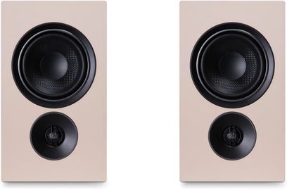 Par PSB iQ2-højttalere i beige sandstone set forfra med stor sort woofer og central diskant